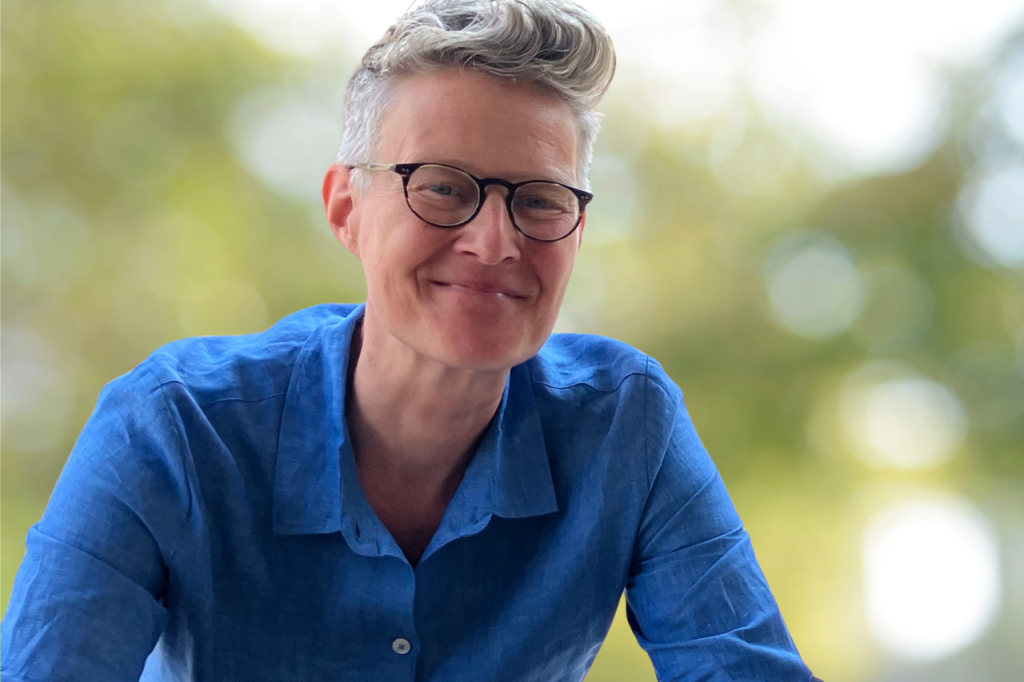 Qiz kamerada kokraklarini silkitmoqda